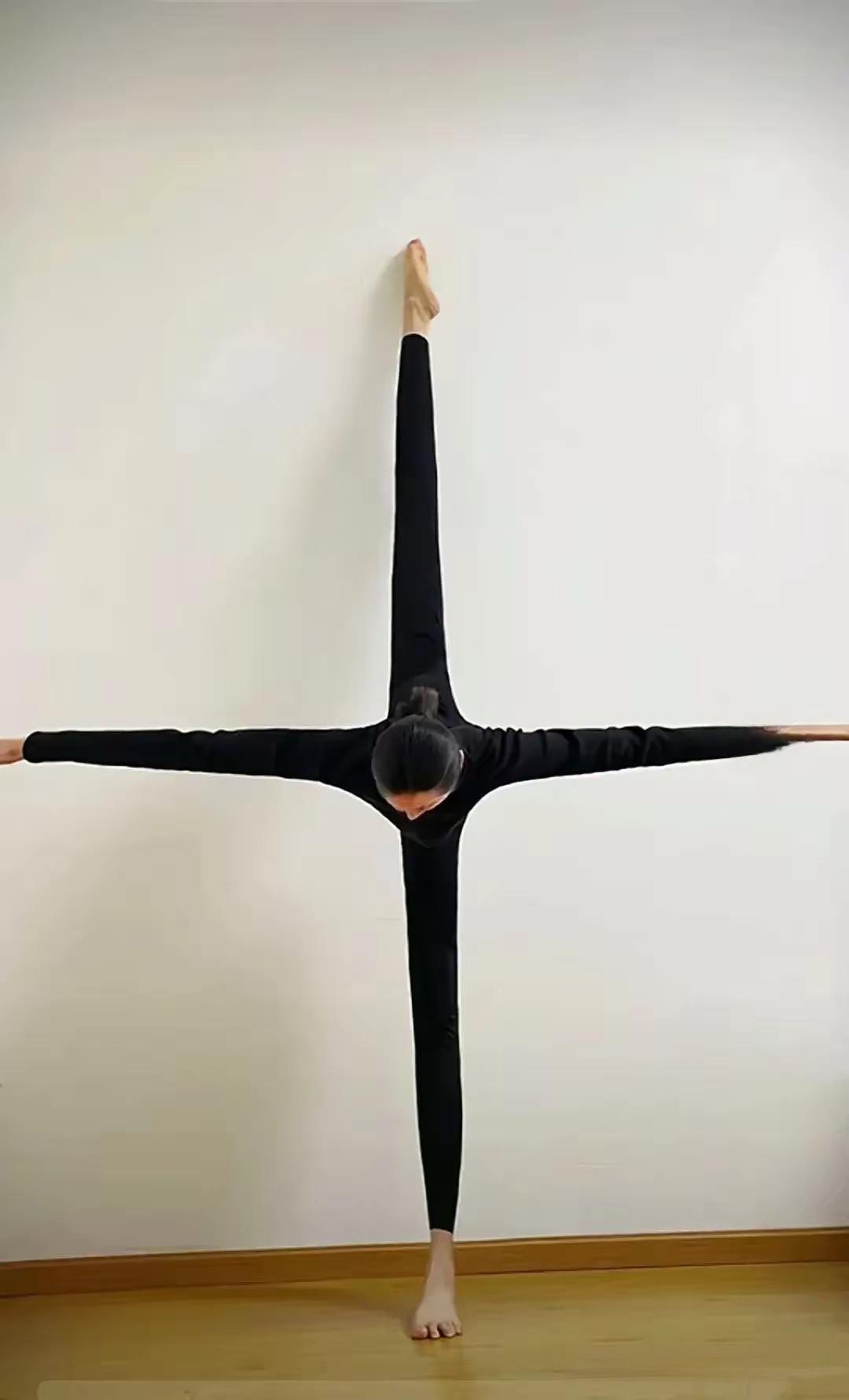 这身姿加上这“十字马”，有几个舞蹈女子高手能做到这个高难度动作？