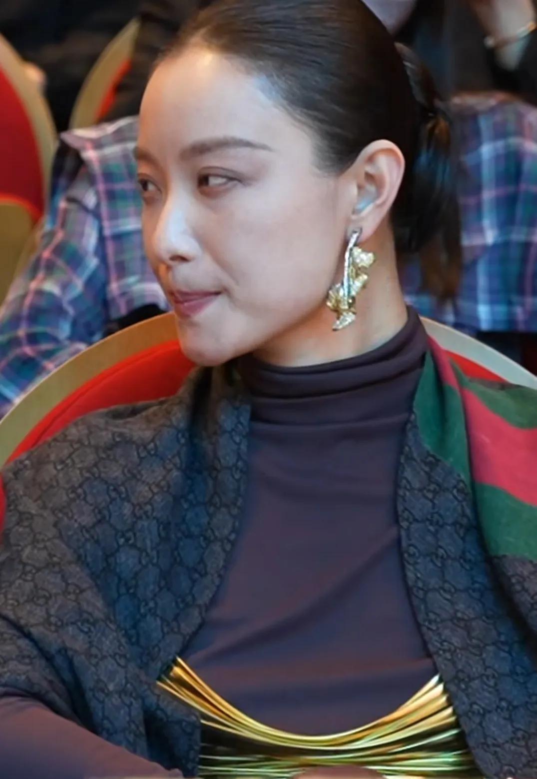 倪妮生图状态太真实了吧
这个妆容太显老了
明星可能是思虑过多操心忧虑又累
容易导