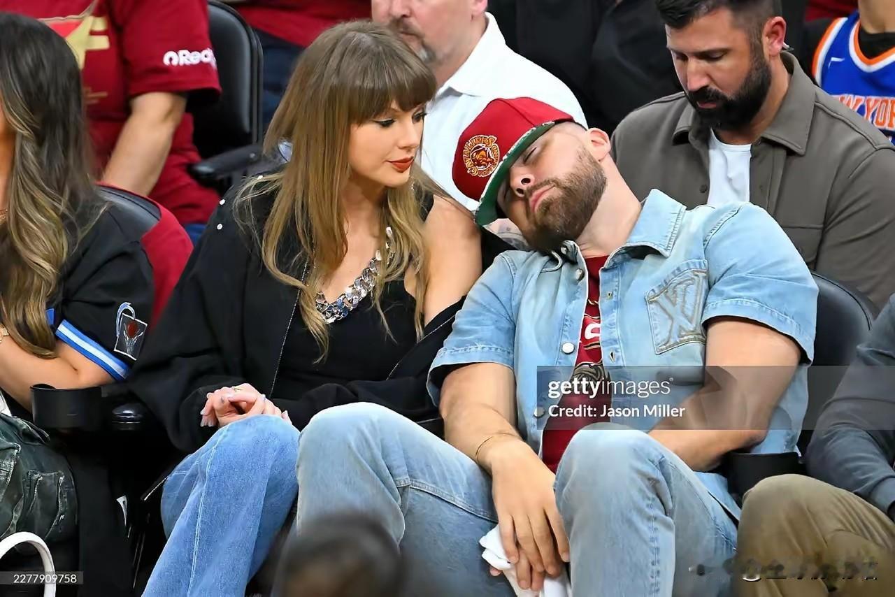 美国著名歌手霉霉在NBA篮球比赛现场认真观看，反而她旁边的男友却是睡得挺香。
