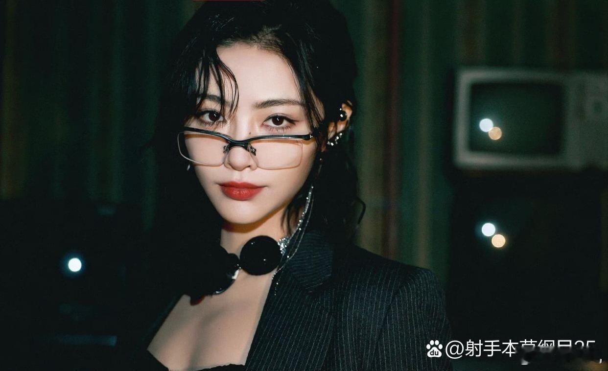 许佳琪黑白条纹西装外套，秒变职场女王。鲜艳红唇和眼镜的搭配，好有御姐范儿！ 