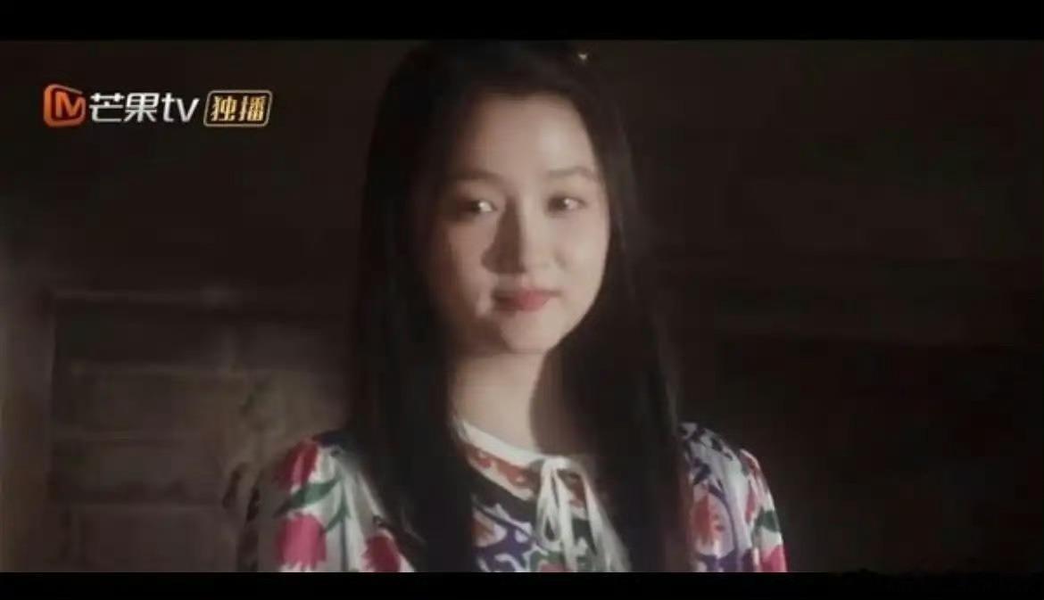 关晓彤在耀眼里面看起来脸有点肿，是镜头问题吗 