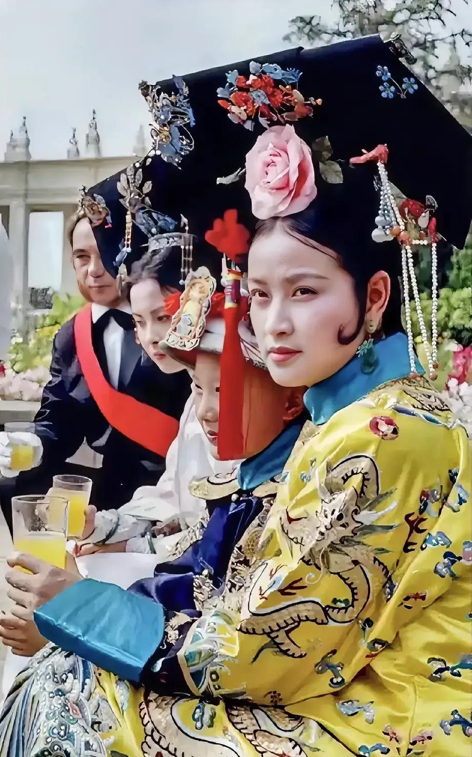 这是当年（1982年）刘晓庆在拍摄《垂帘听政》时的花絮照，她饰演慈禧太后。
而这