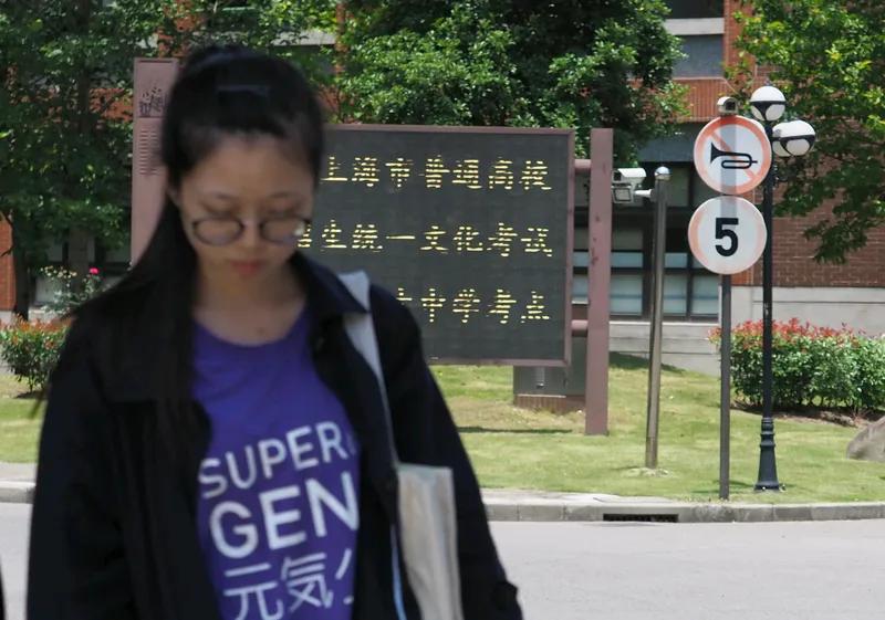 县一中被投诉电话搞得焦头烂额，因为高三五一只放一天假。好多学生意见很大，国家规定