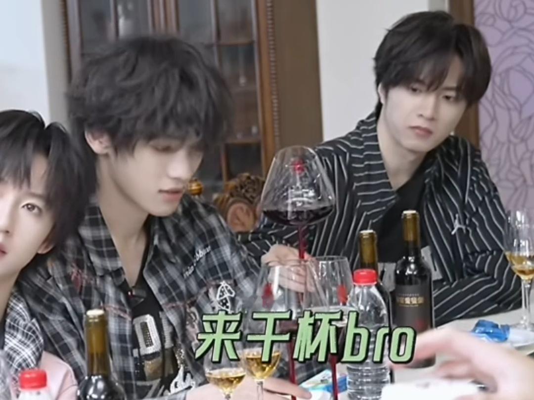 这画面给我乐死了耀文邀请亚轩碰酒🍷🍷 