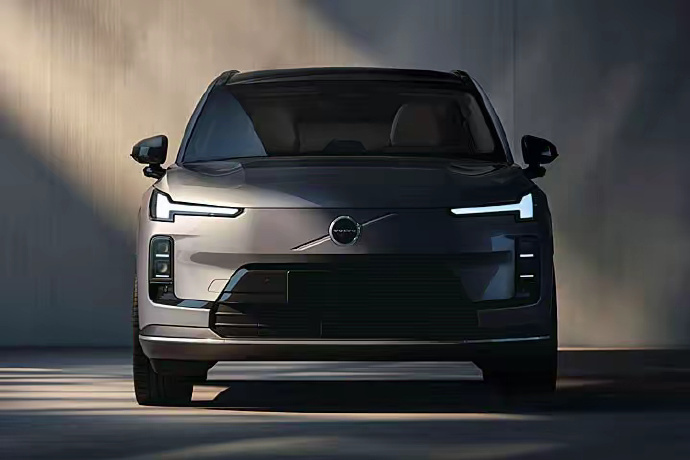 沃尔沃XC70，定位在XC60和XC90之间，混动 纯电200km左右，综合续航