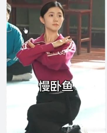 刘浩存“卧鱼”动作全国范围内掀起了一股模仿热潮。无数网友在社交媒体上挑战“卧鱼”