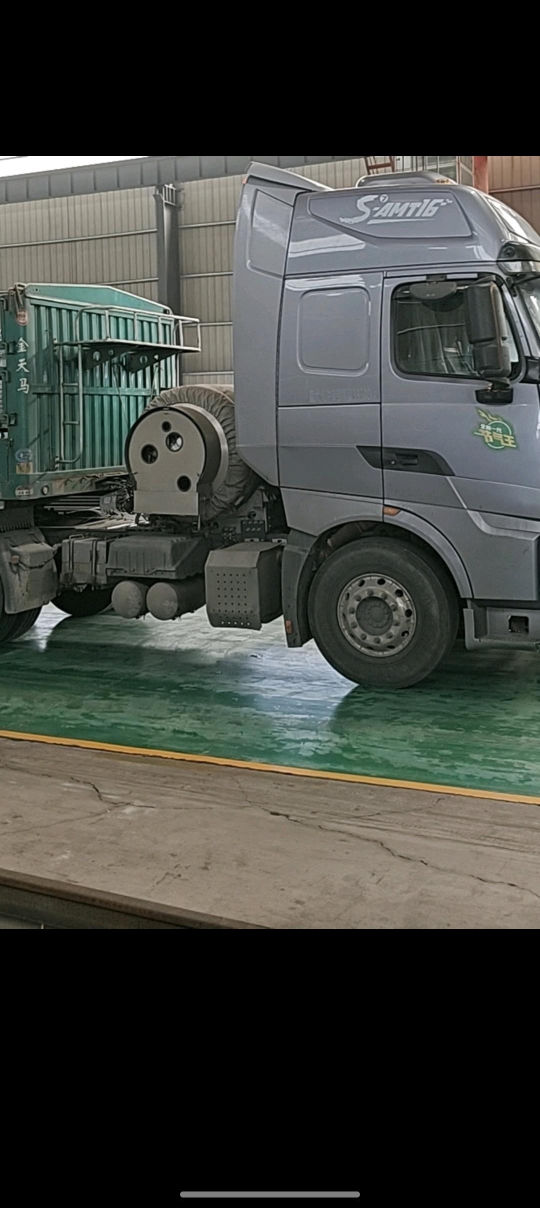这种烧天然液化气的货车，比烧柴油的省不少钱。
问了一下司机，司机说这种烧液化气的