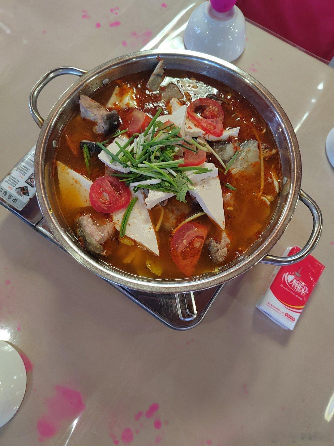 吃个凯里苗族酸汤火锅。 黔东南