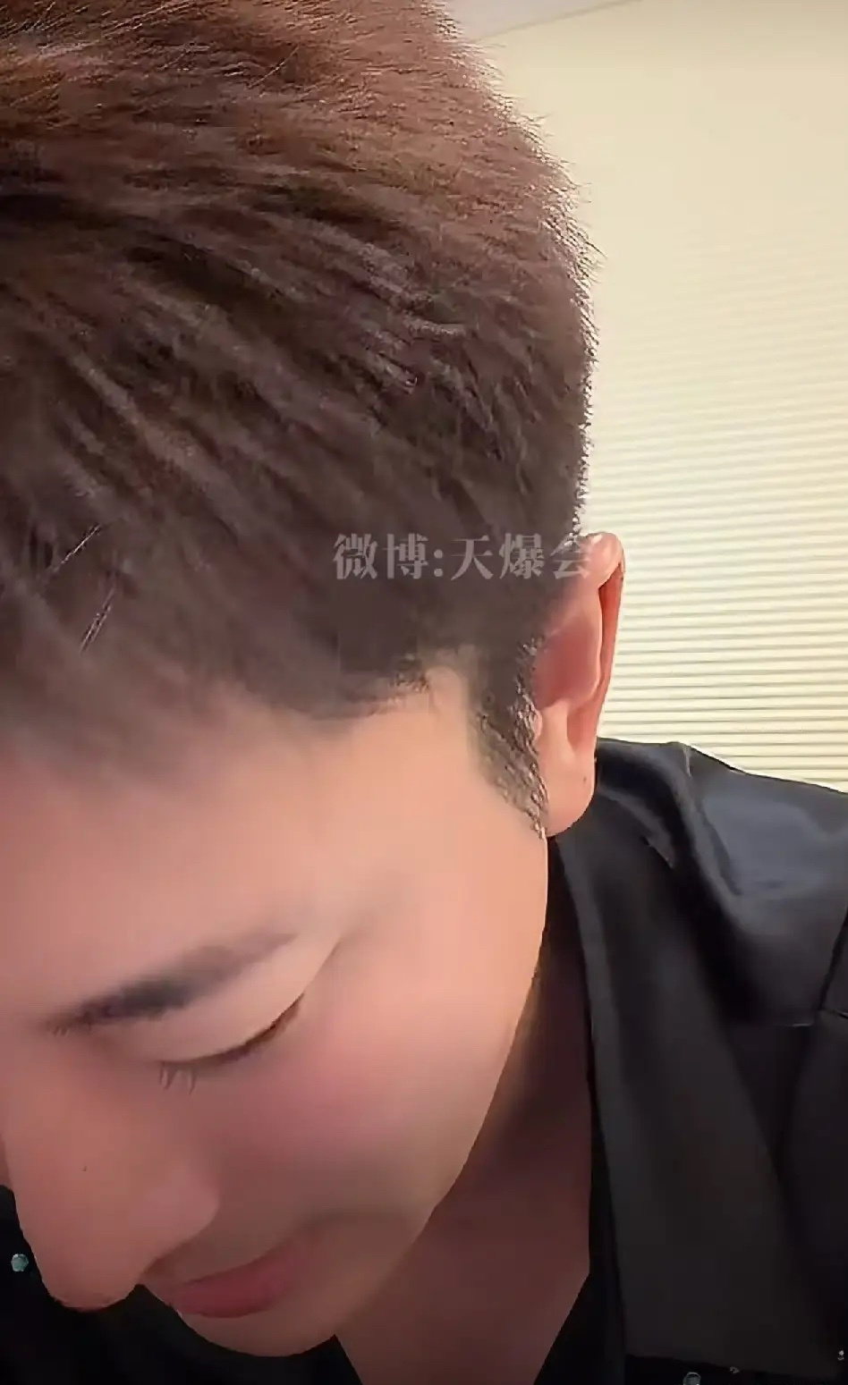 近日直播时，贾乃亮遭遇网友尴尬质问：“你都赚那么多了，为啥还天天直播？”贾乃亮迅