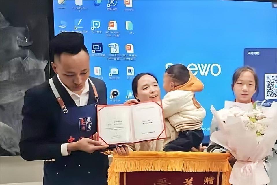 这个社会，好人到底有没有好报？贵阳一对卖牛排的夫妻，用一张特殊的卡片给出了最硬气