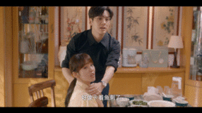 #张佳宁卡鱼刺不像演的# 看着张佳宁因为卡鱼刺而手忙脚乱的样子，我忍不住笑出声来