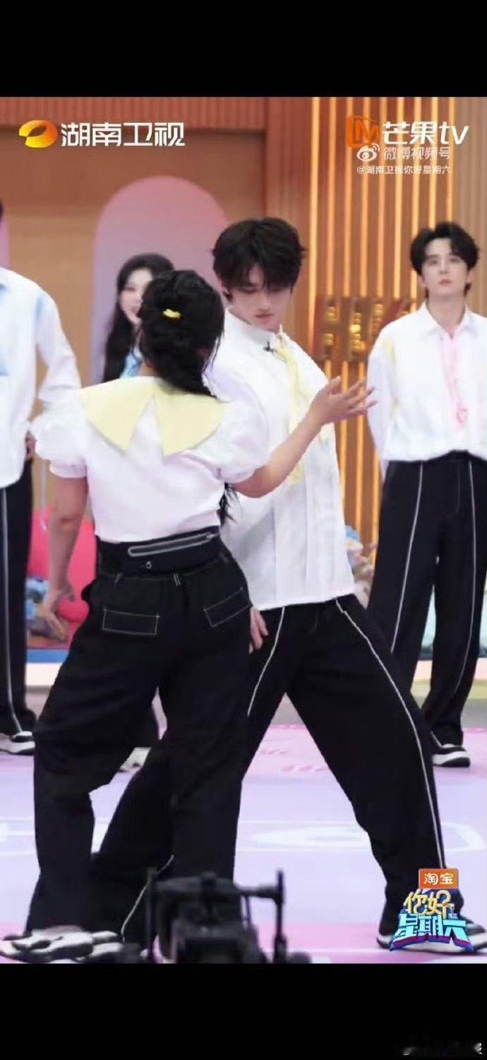 李雪琴赖伟明姐弟双人舞好反差 姐弟双人舞笑点与甜度齐飞，赖伟明的温柔守护太让人心