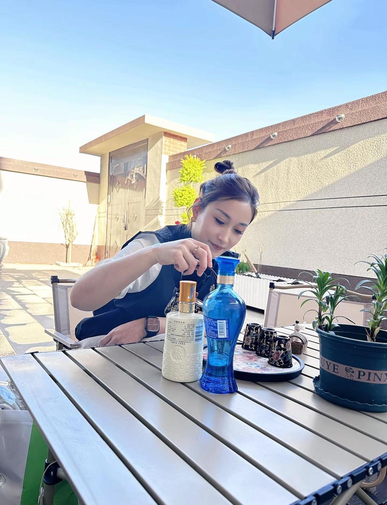 择一小院静坐，笑谈流年小院一偶，草木葱笼，慢煮时光，温柔度日