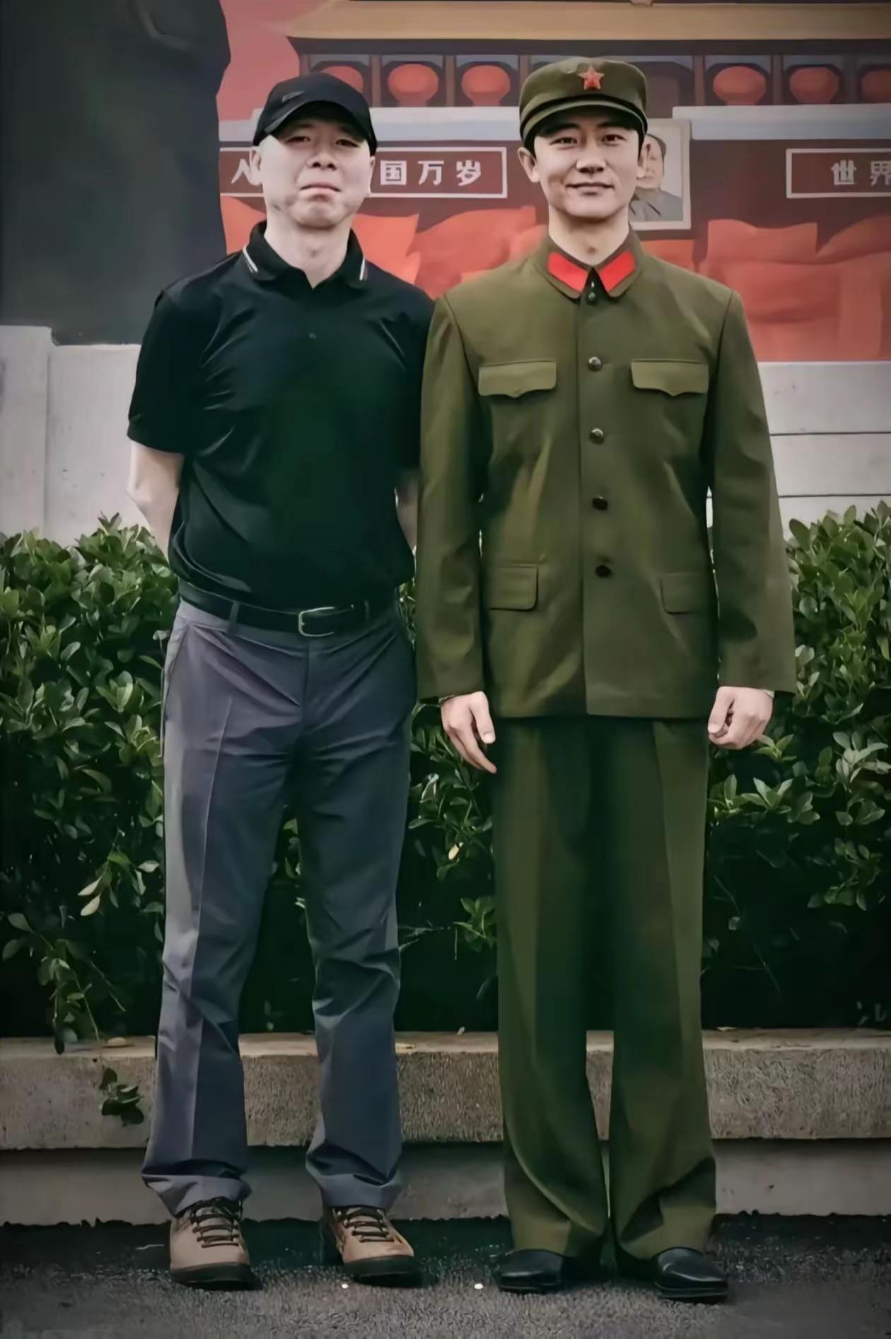 冯小刚和一位新演员的合影。
在合影时冯小刚站左边且主动退后十公分，这种合影是一种