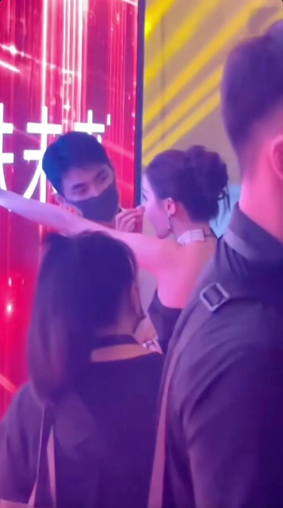 迪丽热巴壁咚化妆师？

真相来了

原来是巴巴礼服裙子太大了

化妆师不好找角度