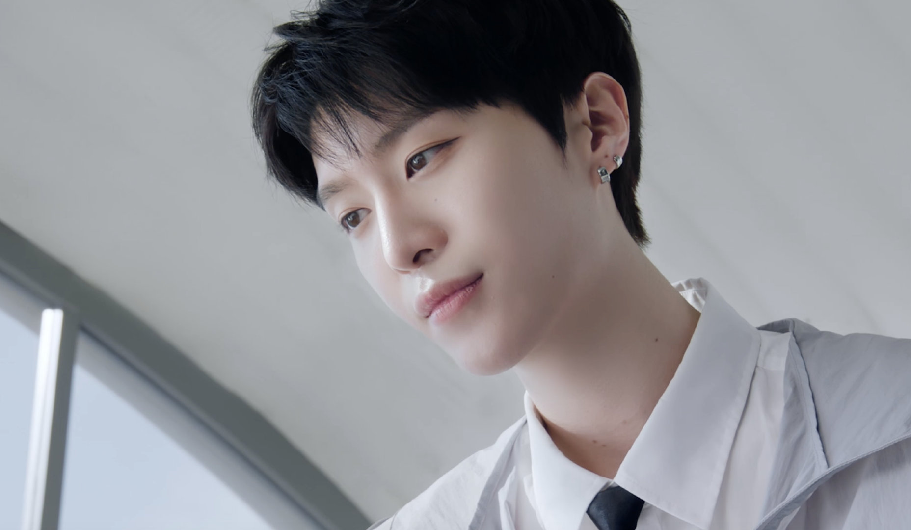 范丞丞轻氧感穿搭 看范丞丞诠释轻氧风，才发现高级感真的可以这么简单。他漫步城市的