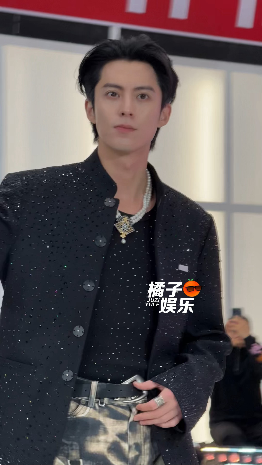 王鹤棣你帅成神了好吗！！ps：最后走过头跑回去和维嘉哥拥抱特别萌🥰王鹤棣走过头