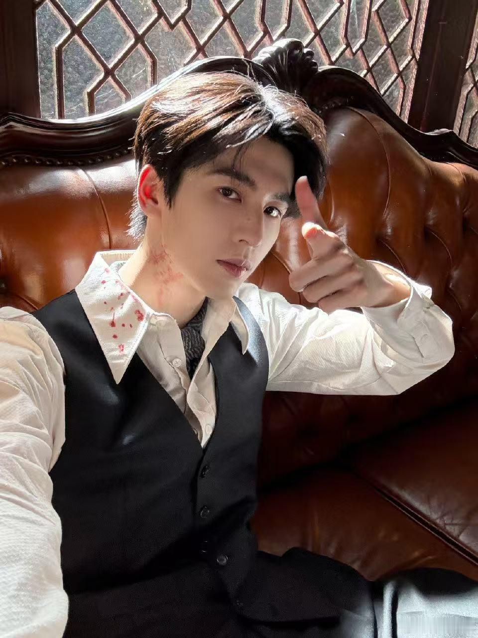 「元气少年」的代名词！三亚活动被吹成蒲公英，委屈修勾表情包太可爱 