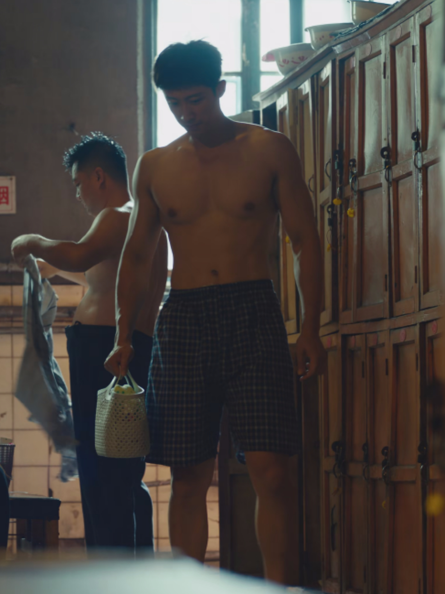 黄景瑜︱《岁月有情时》︱第11集截修动图本来躺下了，又忍不住爬起来把洗澡的图给截