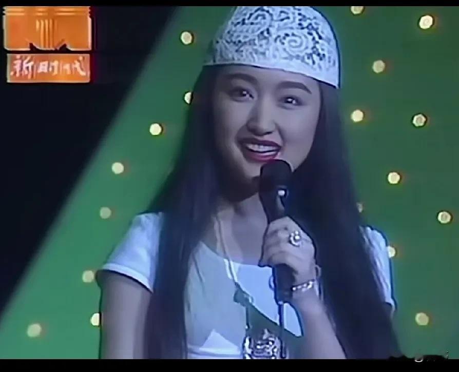 上个世纪，赖某峰就是看了杨钰莹在岭南演唱巡演，开始疯狂追求杨钰莹，一首“让我轻声