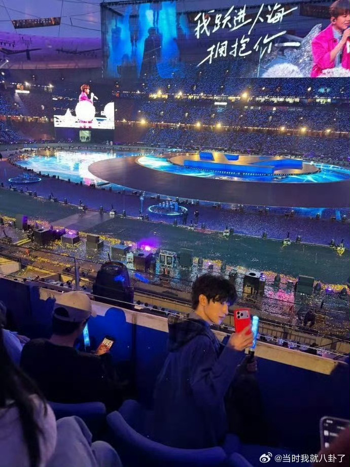 张杰鸟巢舞台够内娱学一辈子了🚄谁懂啊!100米长的1982主题列车缓缓开进鸟巢