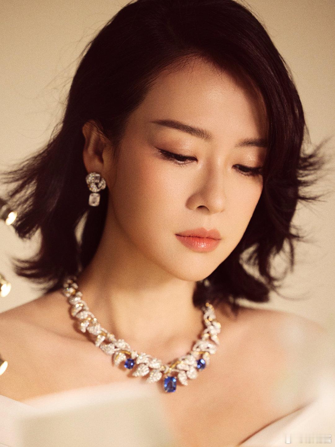 Tiffany花语秘境群星璀璨 齐聚高级珠宝晚宴。飞鸟、花蕾化作闪耀灵感，于光影