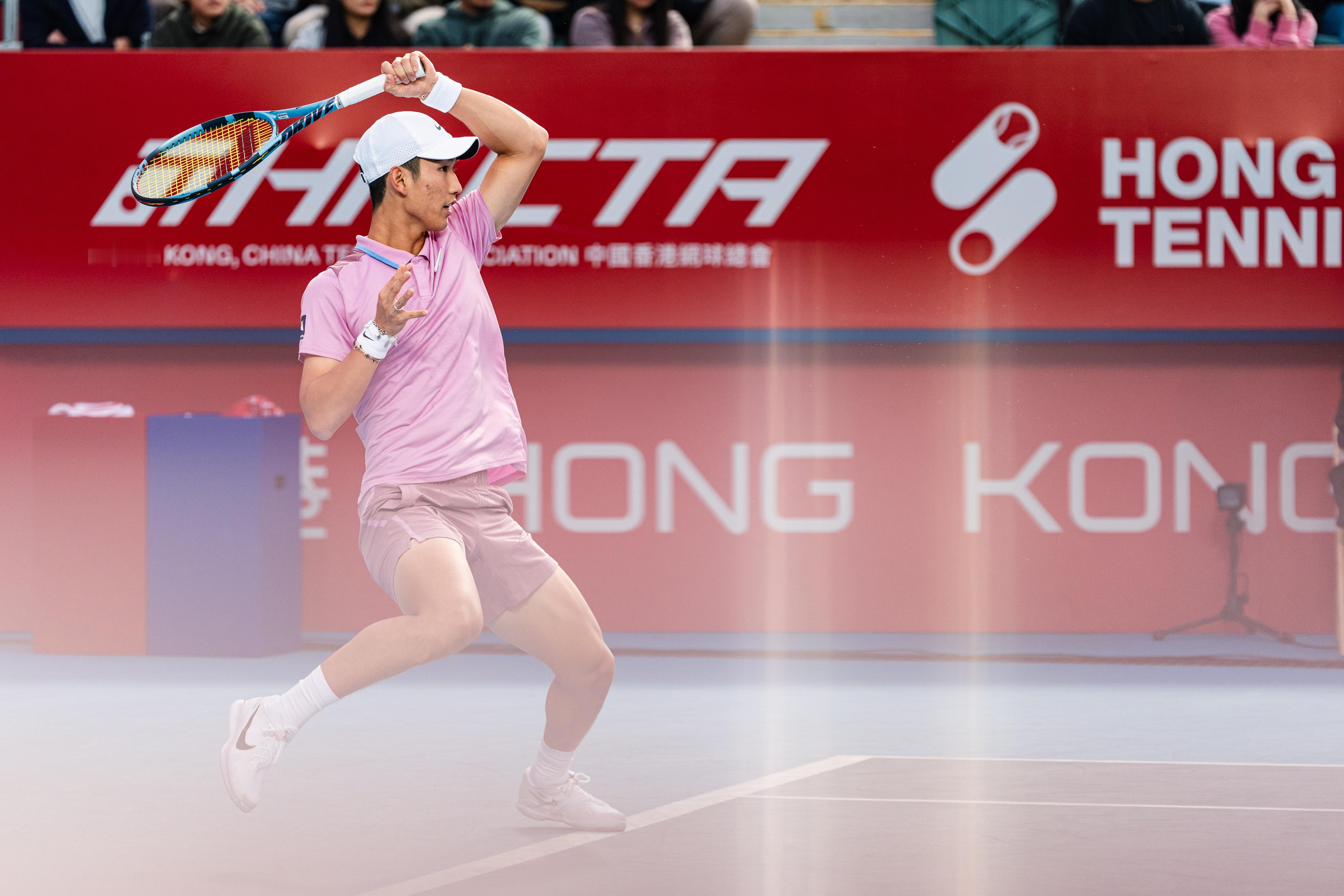 网坛风云  香港赛第二轮，中国选手商竣程以6-3/6-1横扫马丁内斯，新赛季首站