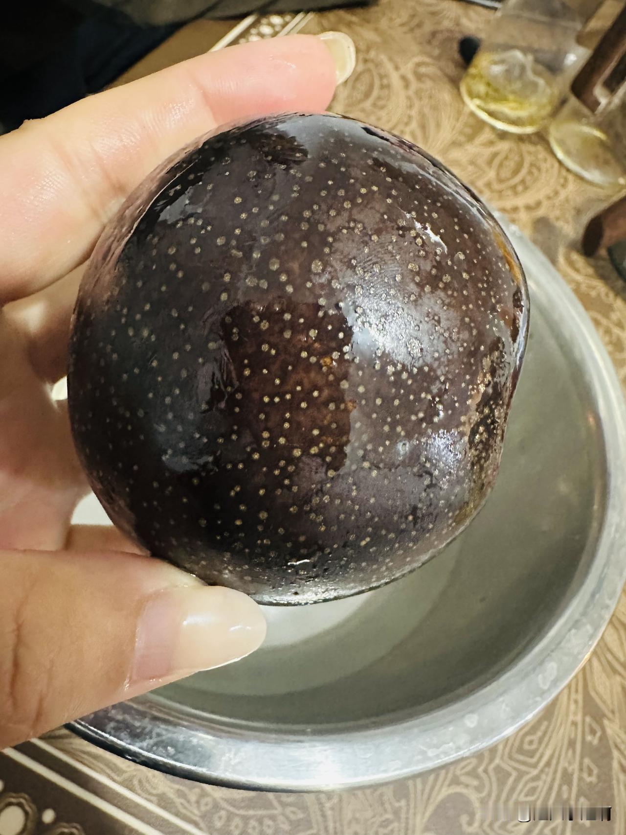 更年期怕热让我开始喜欢上了啃冻梨。
说心里话以前我真的很排斥这玩意。
为什么排斥