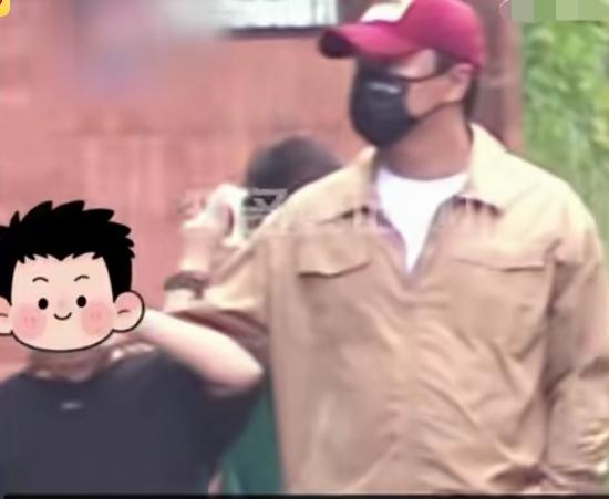 哈哈哈这两口子离婚离了个寂寞。陈思诚和佟丽娅合体带儿子吃饭聚会。看来陈思诚还是舍
