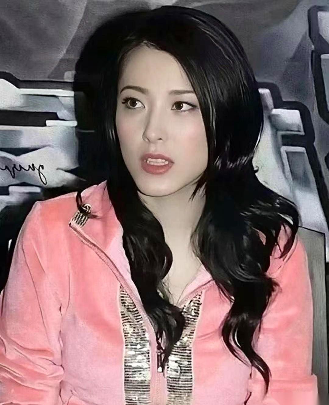 李连杰在一次聚会里亮出了一块存了108年的普洱茶饼。
挨着坐的曾黎既没拍照也没凑