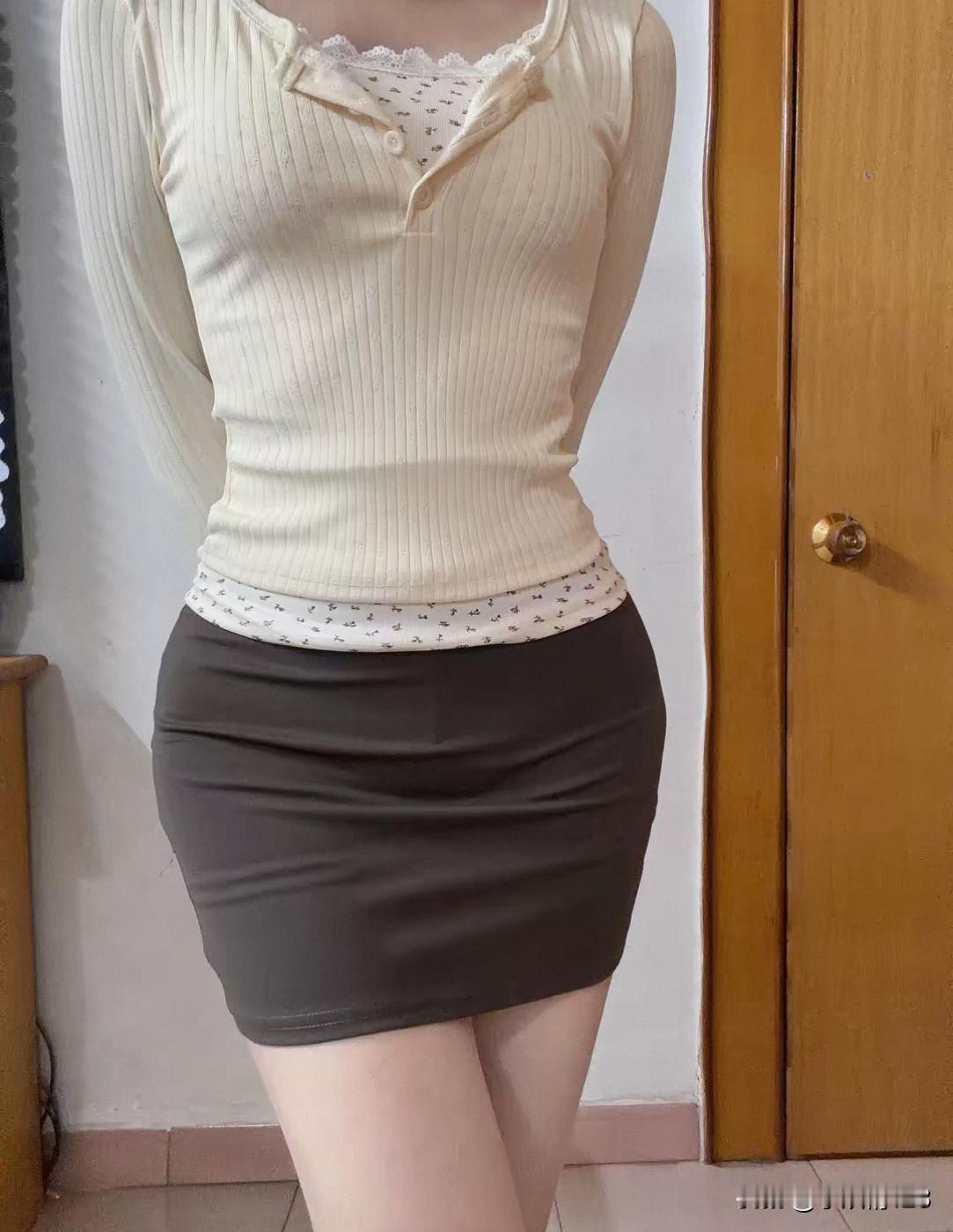 谁能拒绝这套软乎乎的纯欲日常穿搭呀🥰
修身针织衫+包臀短裙
温柔又显身材，慵懒