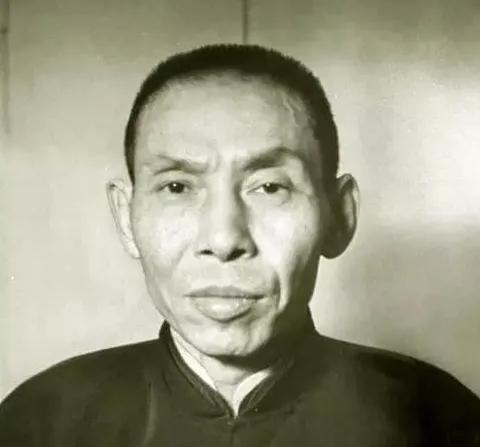 1902年，14岁的杜月笙落难乞讨，袁珊宝解开衣扣：“拿着，别饿死！”她万万没想