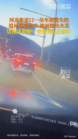 张家口吊车失控连撞多车擦出火花，大车司机这番话更让人揪心
 
11月20日下午，