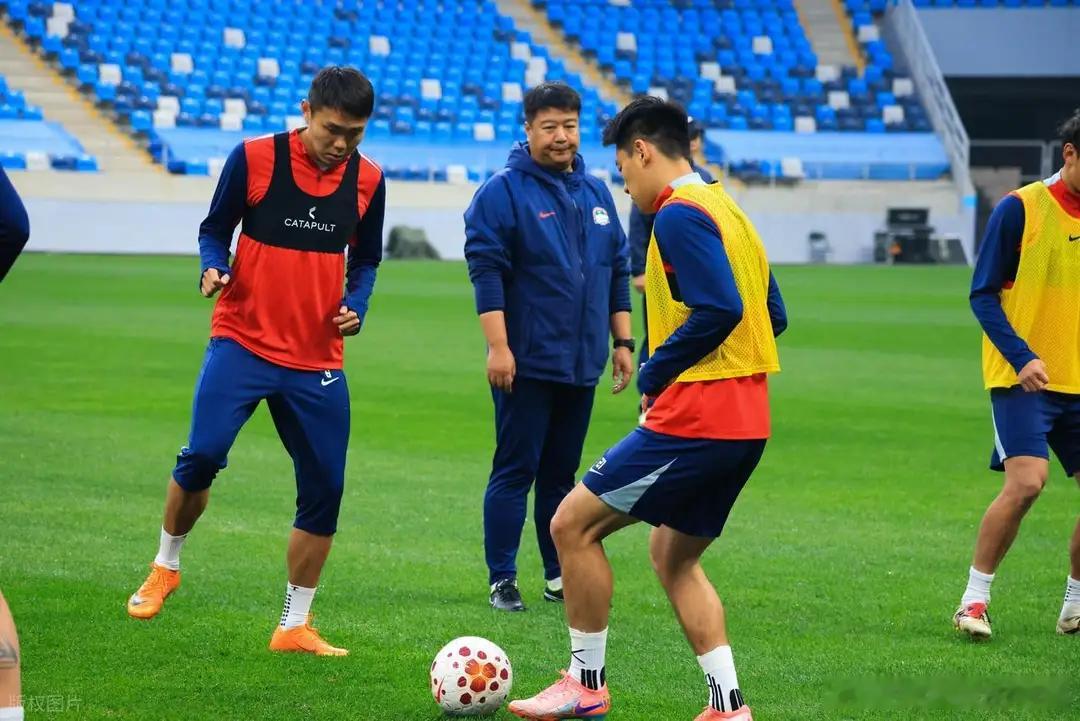 在大连梭鱼湾专业足球场的夜幕下，6万余名球迷的呐喊声震彻全场，中超第6轮这场关乎