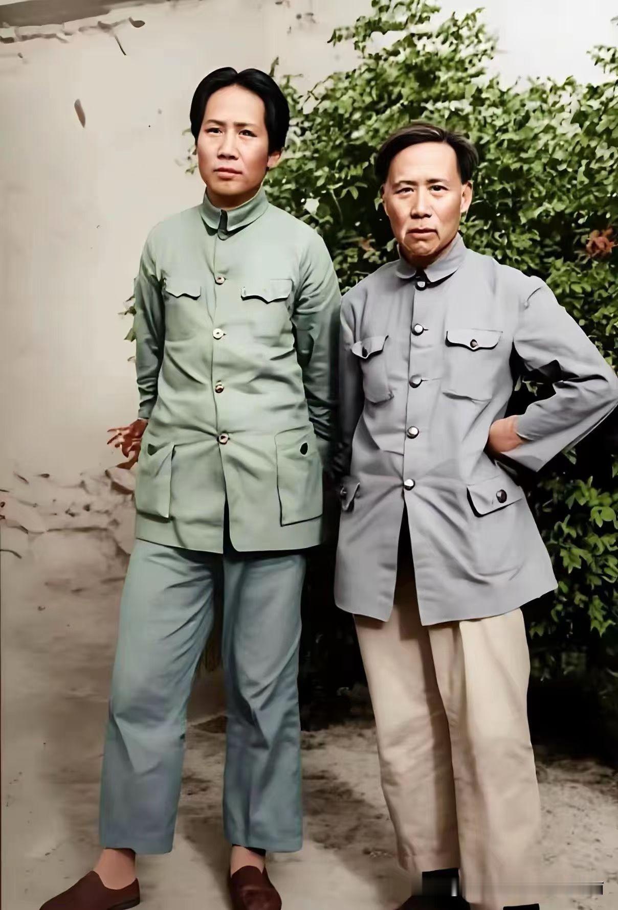 身着浅绿色中山装，身形稍显纤瘦却依旧挺拔坚毅的教员，在延安与他于湖南一师求学时的