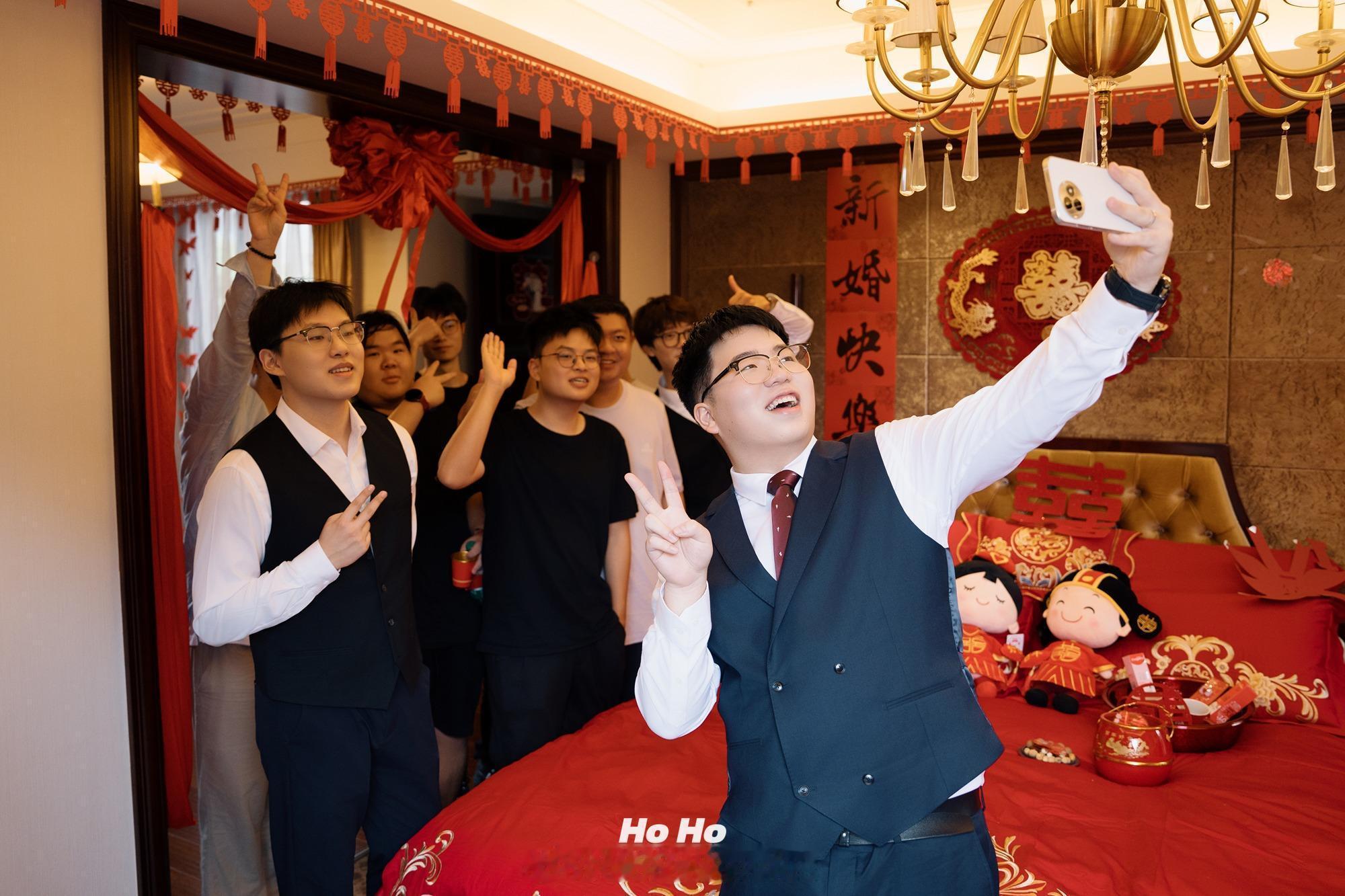 今日伴郎任务圆满完成～接下来就得早生贵子咯，加把劲[哼] ​​​