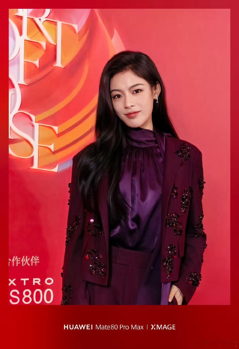 华为Mate双旗舰追星神器现场不管是逆光还是暗光，它都能把光影关系处理得很干净。