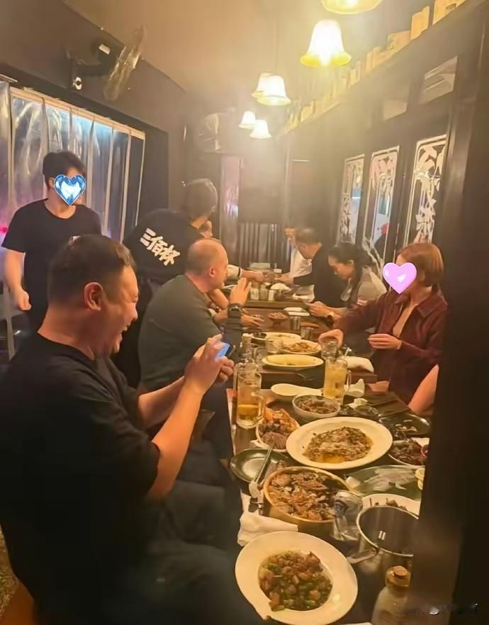 马云在宁波聚餐被拍了。
这次居然没进包间，就跟好友坐在大厅里。
 
他穿了件白色