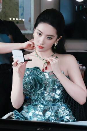 刘亦菲是你心中的女神吗刘亦菲称得上很多人心中的女神。她气质清冷脱俗，自带古典韵味