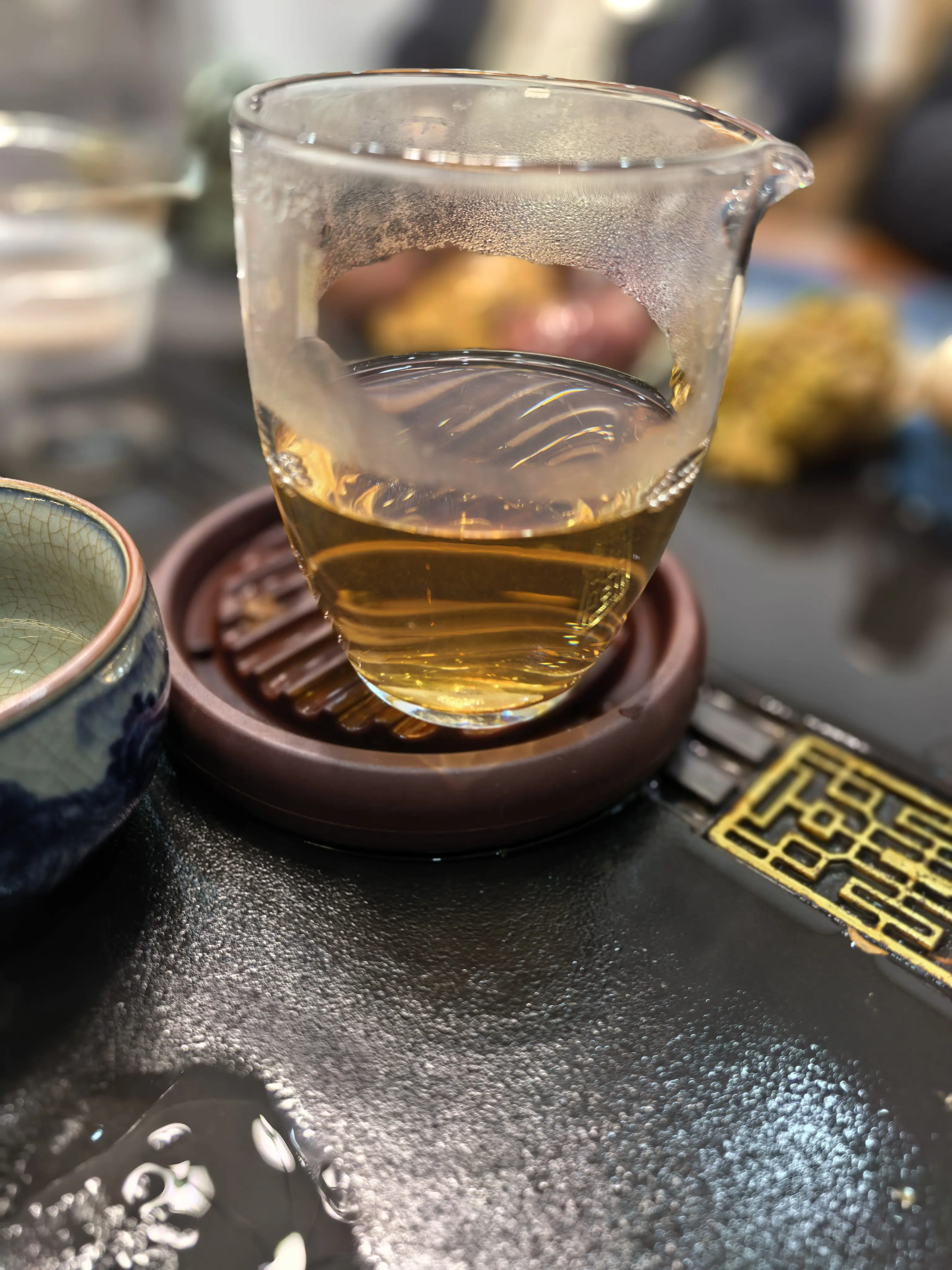 不听世俗的耳语， 只喝喜欢的茶。