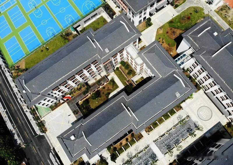 杭州初中排名大洗牌，城北学校逆袭登顶，这消息简直炸锅了！
以往杭州文澜中学可是初