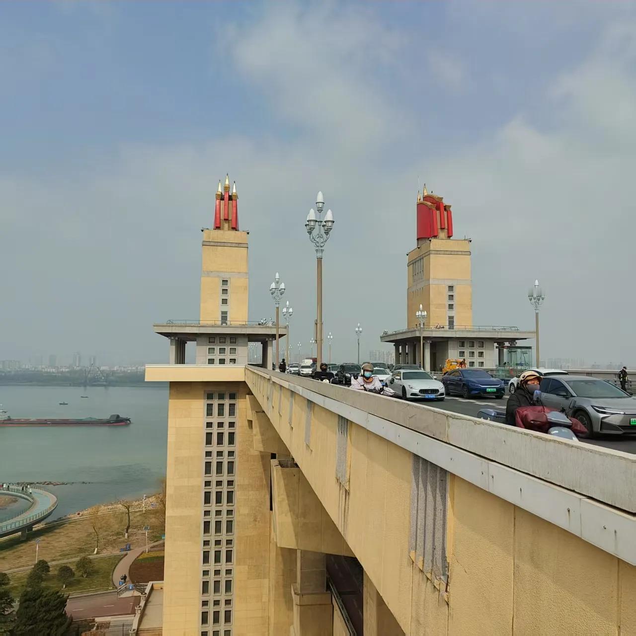 南京长江大桥

始建于1960年1月，南京长江大桥是一项超过10万人历经8年千难