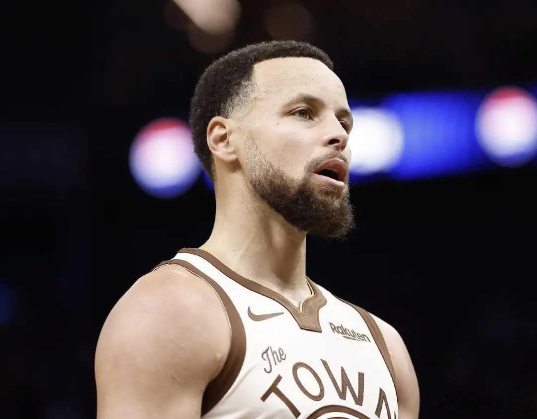 无缘本赛季奖项评选，库里将在10天后再次接受右膝伤势评估北京时间2月20日，据勇