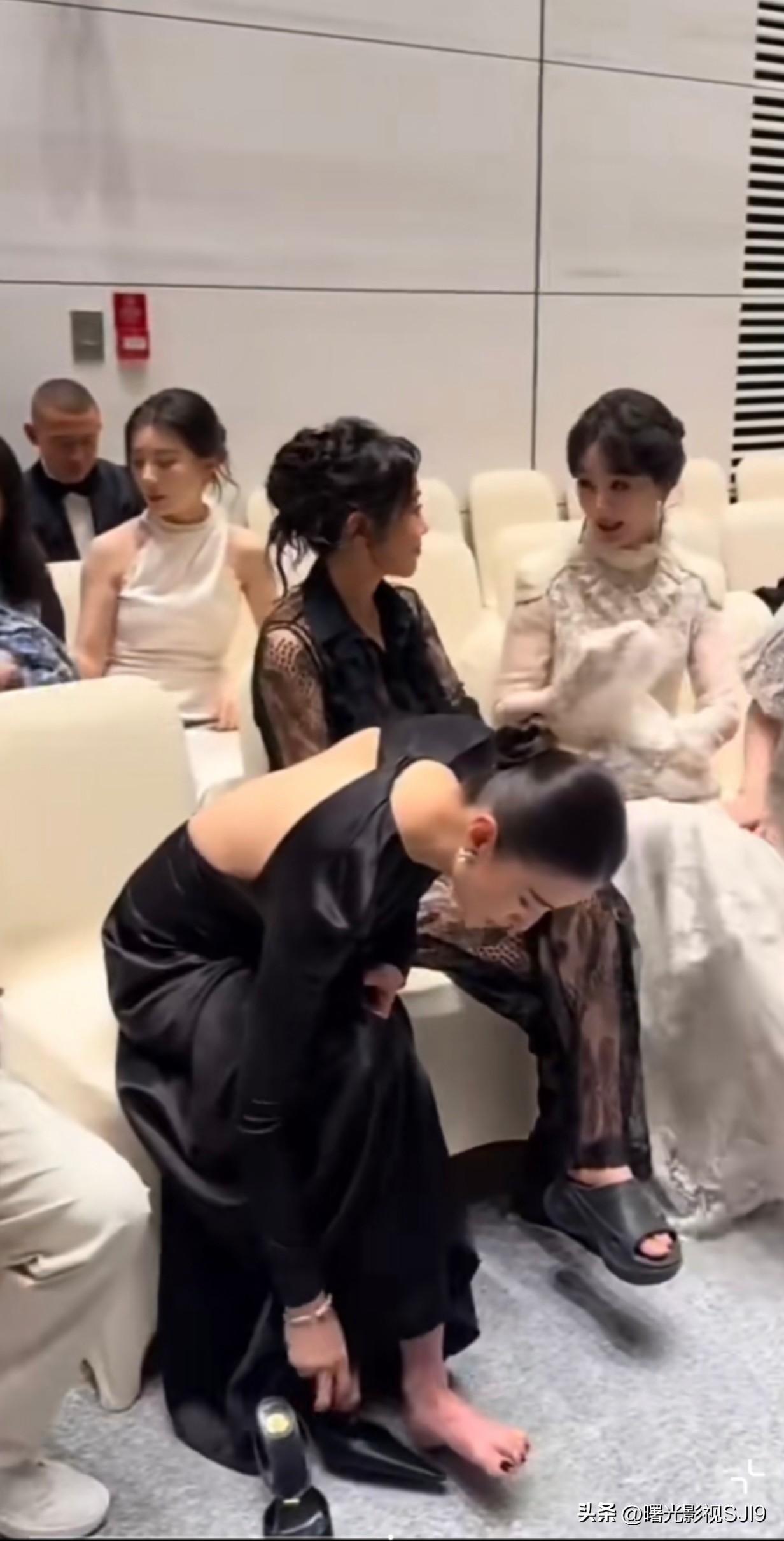 白玉兰后台当众光脚！六位数高定鞋被弃，宋佳扯下娱乐圈女星最后一层体面
 
上海白