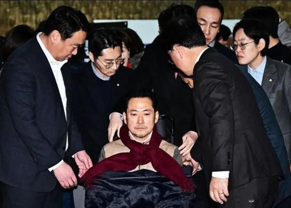 又双叒绝食了！韩国这一政坛传统节目——绝食——近日由在野党党首张东赫出演，他能当