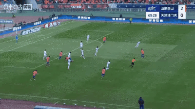 中国裁判执法水平有限。但是跑位意识绝对卓越！主裁李海新居然比山东后卫跑的还快，直