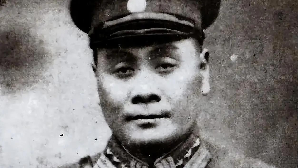 红军长征来到四川时，四川军阀刘湘心里头盘算得可清楚了，他得防着两头：一边是红军，