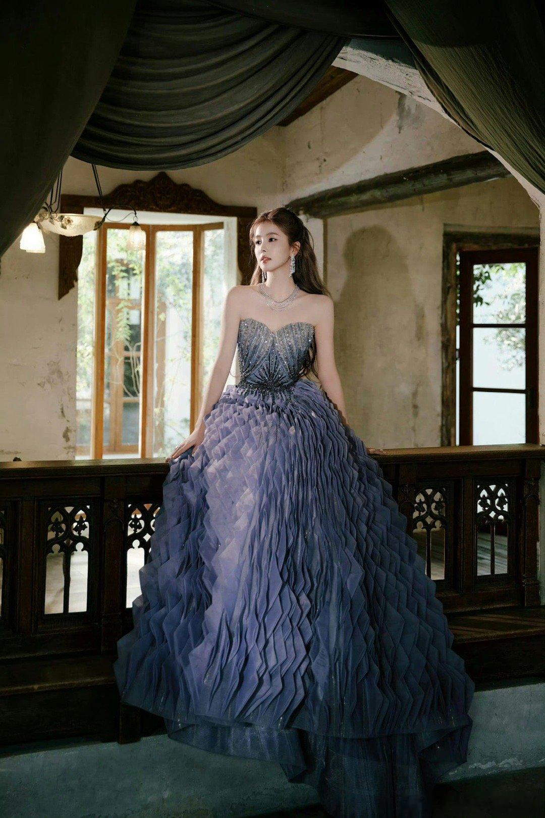 白鹿第二套 坐在栏杆上的这张，我最喜欢！[爱慕][爱慕][爱慕]微博视界大会内场