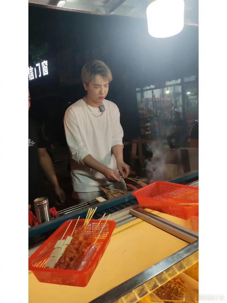 董岩磊回应转行做网红董岩磊直播回应转型网红超敞亮！不emo不卖惨，演戏摆摊直播样