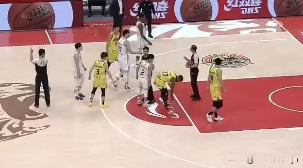 徐杰搓澡式防守惹怒皮特森，后者连续做出挑衅手势。

广东客场挑战吉林的比赛进行到